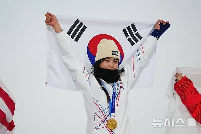 2026 밀라노·코르티나담페초 동계올림픽 스노보드 여자 하프파이프 결승에서 금메달을 획득한 최가온 선수