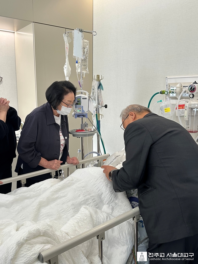 지난 20일 고(故) 최불암이 염수정 추기경으로부터 병자성사를 받고 있다.